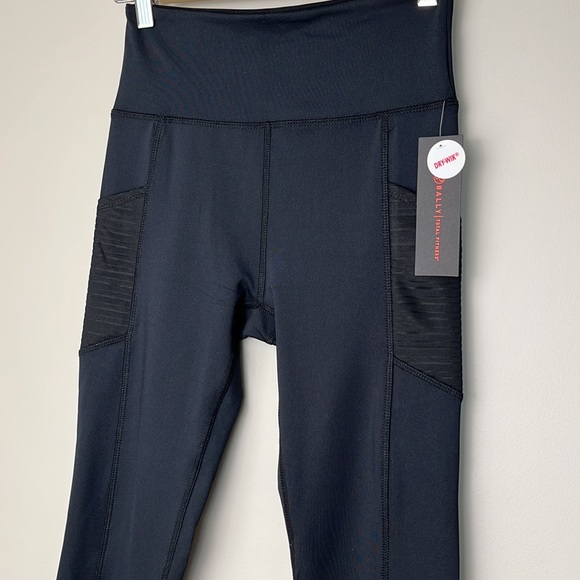 Mesh Pocket Crop Leggings - Picture 4 of 11